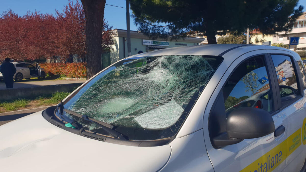 Rimini: ciclista investito da un'auto delle Poste, interviene l'elisoccorso - L'impatto è stato violento, con il ciclista che ha sfondato il parabrezza
