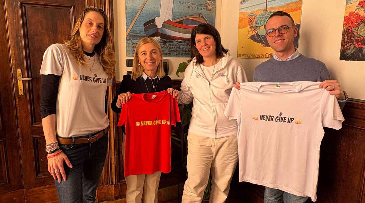 T-shirt benefiche "Never Give Up", Veronica Lisotti ricevuta dalla sindaca di Cattolica -