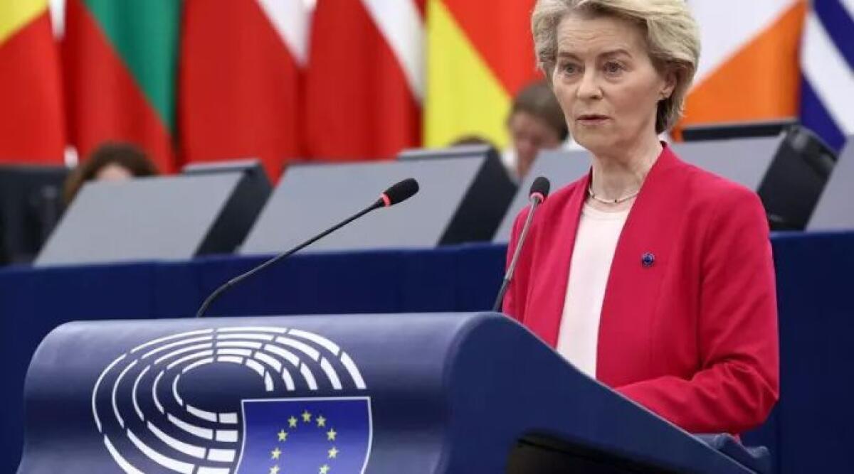 Ok al piano per il riarmo dell'Unione europea e più sostegno a Kiev. FdI a favore, diviso il Pd - Von der Leyen Ansa