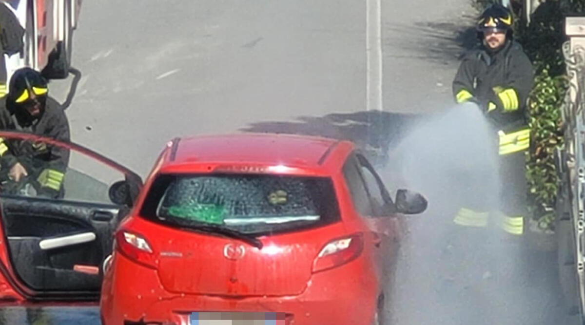 Auto a gas metano in fiamme a Cà Fusino di Talamello, delicato intervento dei vigili del fuoco - L'intervento dei Vigili del Fuoco