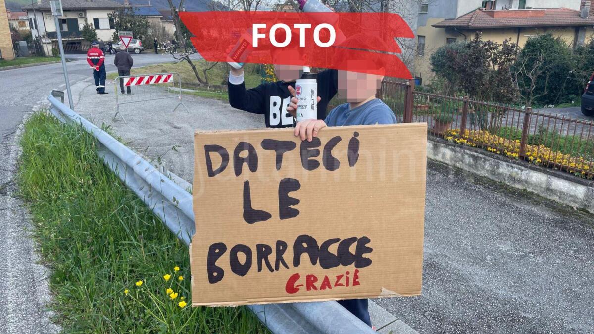 Lo spettacolo della Coppi e Bartali, tra Riccione e Secchiano: ciclisti donano le borracce ai bimbi tifosi -