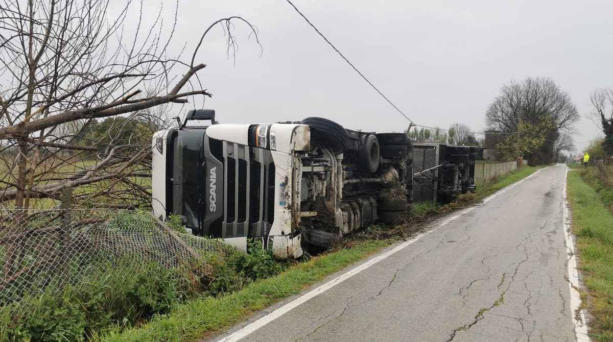 Altro tir si ribalta: l'incidente a Canonica, palo abbattuto e il gasolio si disperde nel fosso -