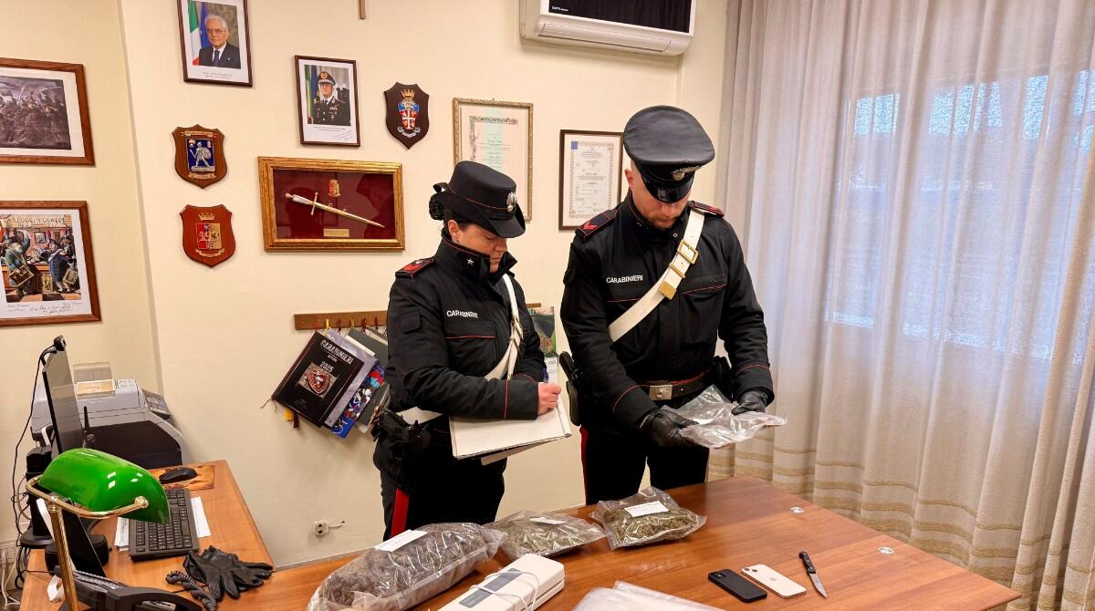 Riccione, auto sospetta fuori dal supermercato: arrestati due uomini per spaccio - Sostanza stupefacente rinvenuta dalle perquisizioni