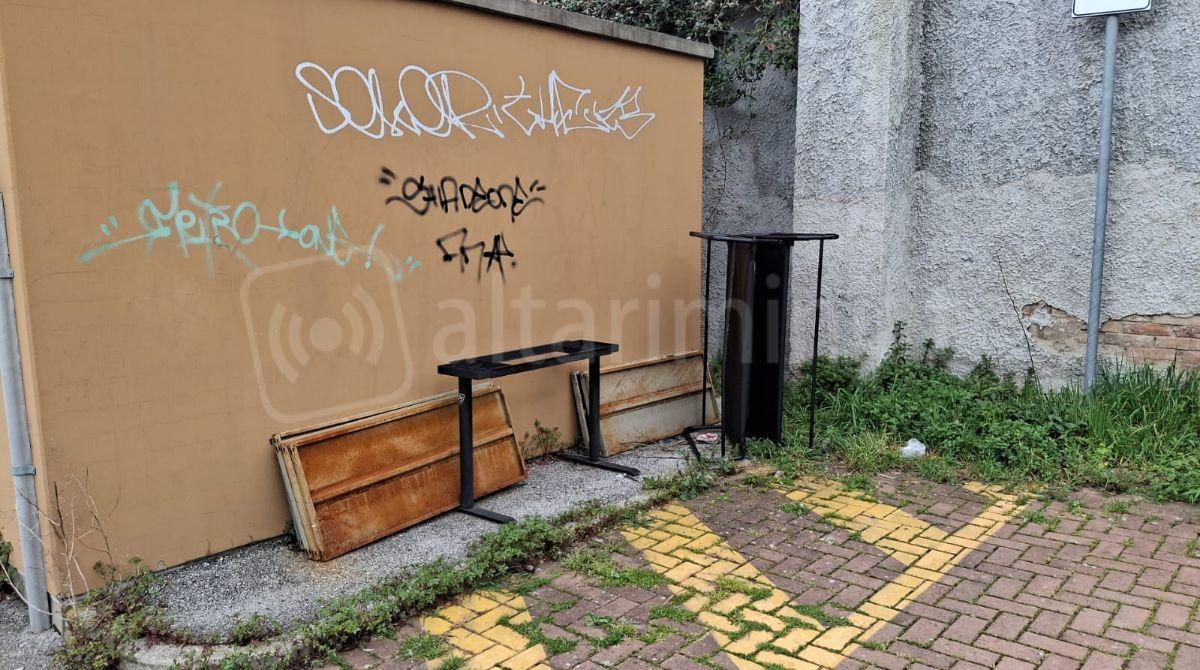 Rimini, rifiuti ingombranti abbandonati in un parcheggio a San Giuliano. La segnalazione -