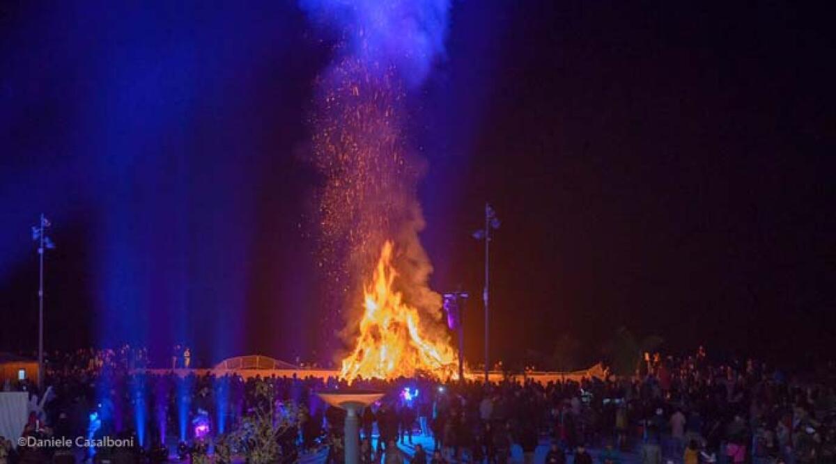 Riccione, tempo di Fugaracia: il rituale del grande falò in piazzale San Martino - PH CASALBONI