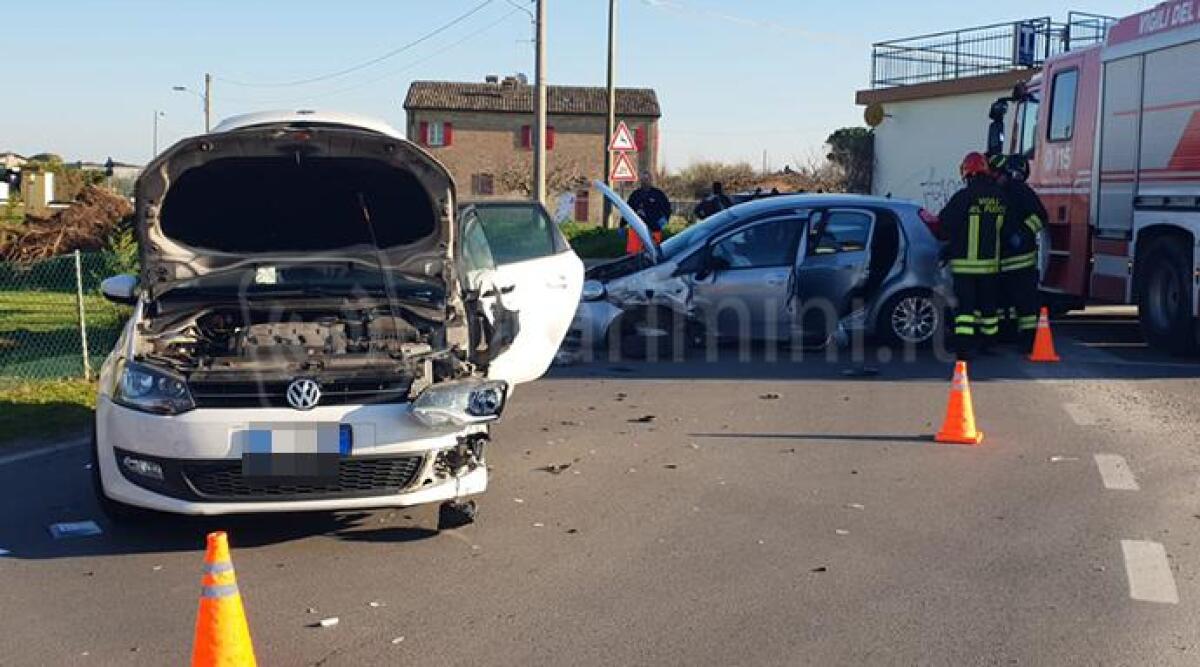 Scontro frontale in via Casalecchio: tre feriti lievi - Il luogo dell'incidente