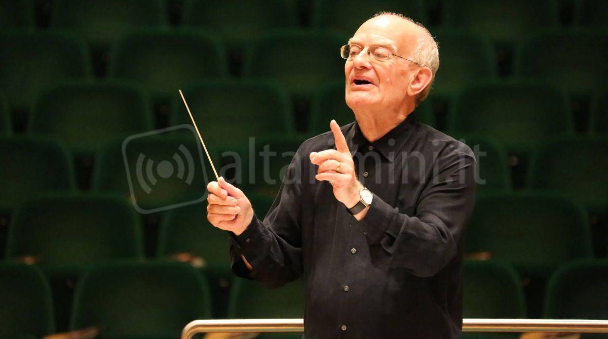 John Rutter a Rimini: masterclass e concerto con 360 coristi internazionali -