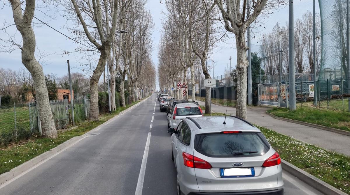 Sempre in coda al passaggio a livello a Rivabella: "la situazione non cambia". La segnalazione -