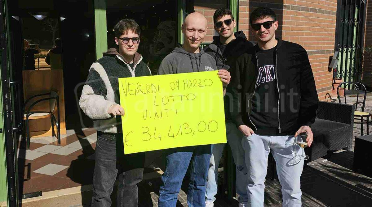 Pietracuta, la Dea Bendata premia un giocatore al lotto: vinti oltre 34.000 euro - Nicola Vitali con alcuni clienti abituali