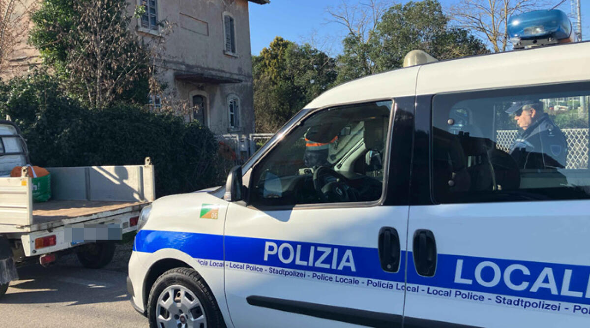 Bivacco e rifiuti all'ex casello della ferrovia Santarcangelo-Urbino, un denunciato -