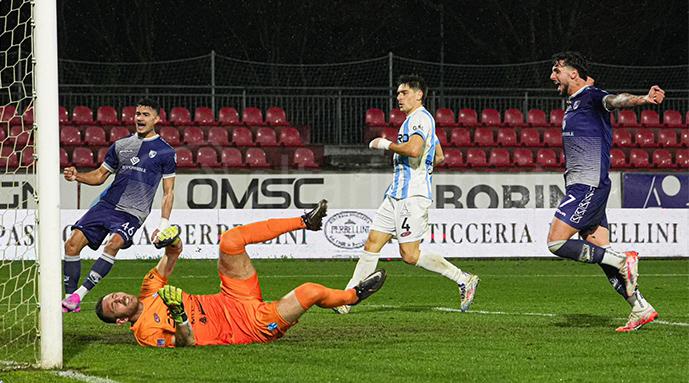 Perucchini battuto dalla deviazione di Noce (PH RIMINI CALCIO)