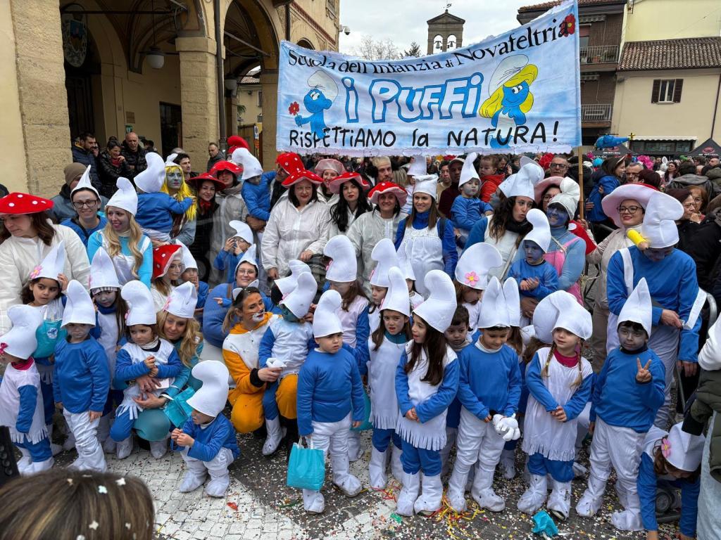 50 tra puffi e puffette della scuola dell’Infanzia di Novafeltria, riusciti a sfuggire alle grinfie di Gargamella e Birba