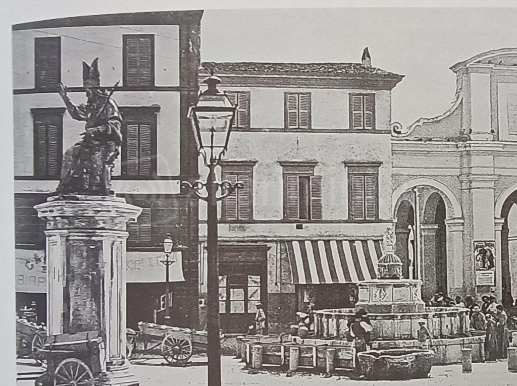 In basso l’abbeveratorio prima degli anni ’50, Piazza Cavour – Rimini