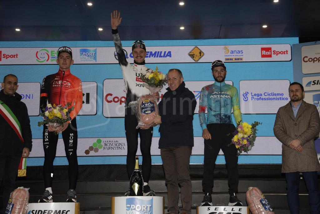Settimana Internazionale Coppi e Bartali 2025 – 40th Edition – 3rd stage Riccione – Cesena 142,1km – 27/03/2025 – Magnus Sheffield (USA – INEOS Grenadiers) – Jay Vine (AUS – UAE Team Emirates – XRG) – Simone Velasco (ITA – XDS Astana Team) – photo Massim