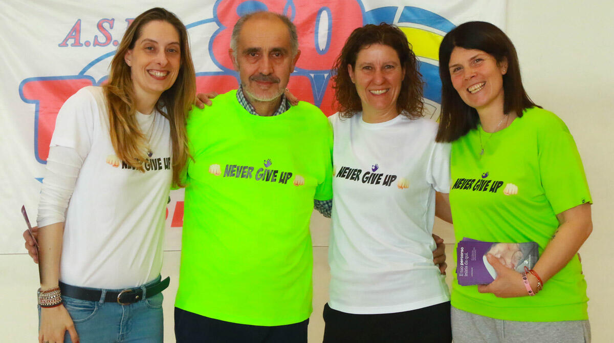 Never Give Up: Team80 Gabicce Volley acquista 85 t-shirt per beneficenza - Da sinistra Veronica Lisotti, Daniele Montanari, Sara Sabattini e Barbara Vannoni