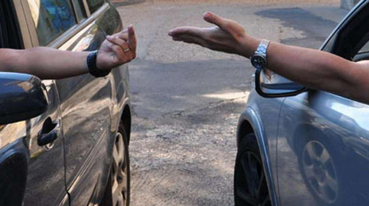 Rimini, litigio per una precedenza: 60enne abbandona l'auto in mezzo alla strada e blocca il traffico -