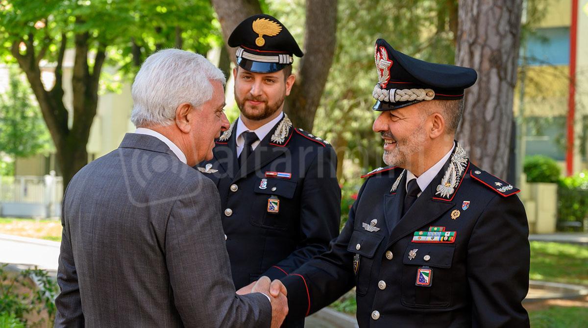 Estate sicura a Riccione: confronto tra l’Arma e l’Amministrazione per rinforzi e alloggi - Assessore Oreste Capocasa e generale Enrico Scardone con capitano Valerio Monte