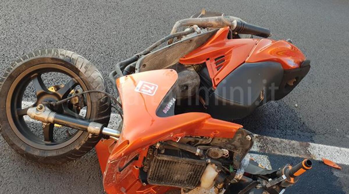 Incidente a Corpolò: scontro tra scooter e camioncino, ferito un 16enne - Nella foto lo scooter del ragazzino