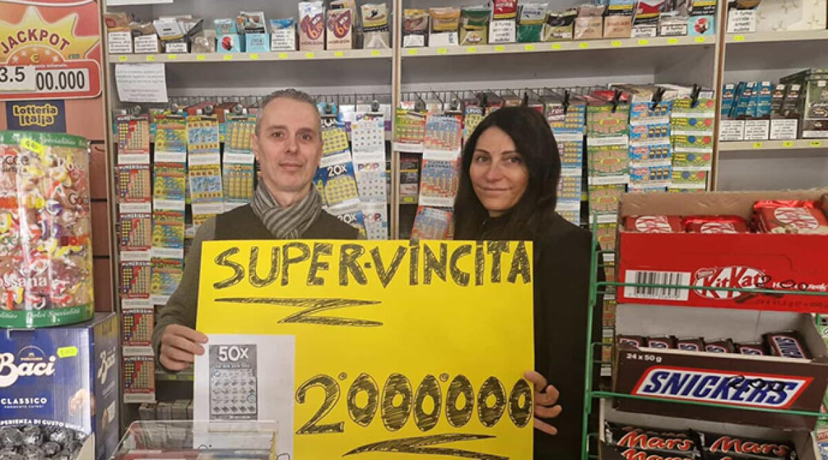 Gratta e Vinci da sogno: pensionata di Riccione vince 2 milioni di euro - I titolari della tabaccheria Gabri di Riccione