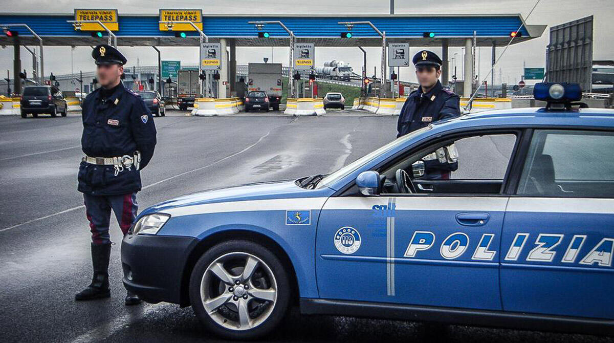 Alla guida in autostrada tutto sporco di cioccolata e dopo aver assunto ketamina: patente ritirata -