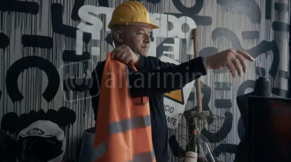 Atto finale allo Stupido Hotel: mazza e casco per spaccare tutto in diretta, liberare la rabbia e vincere 5.000 euro - 