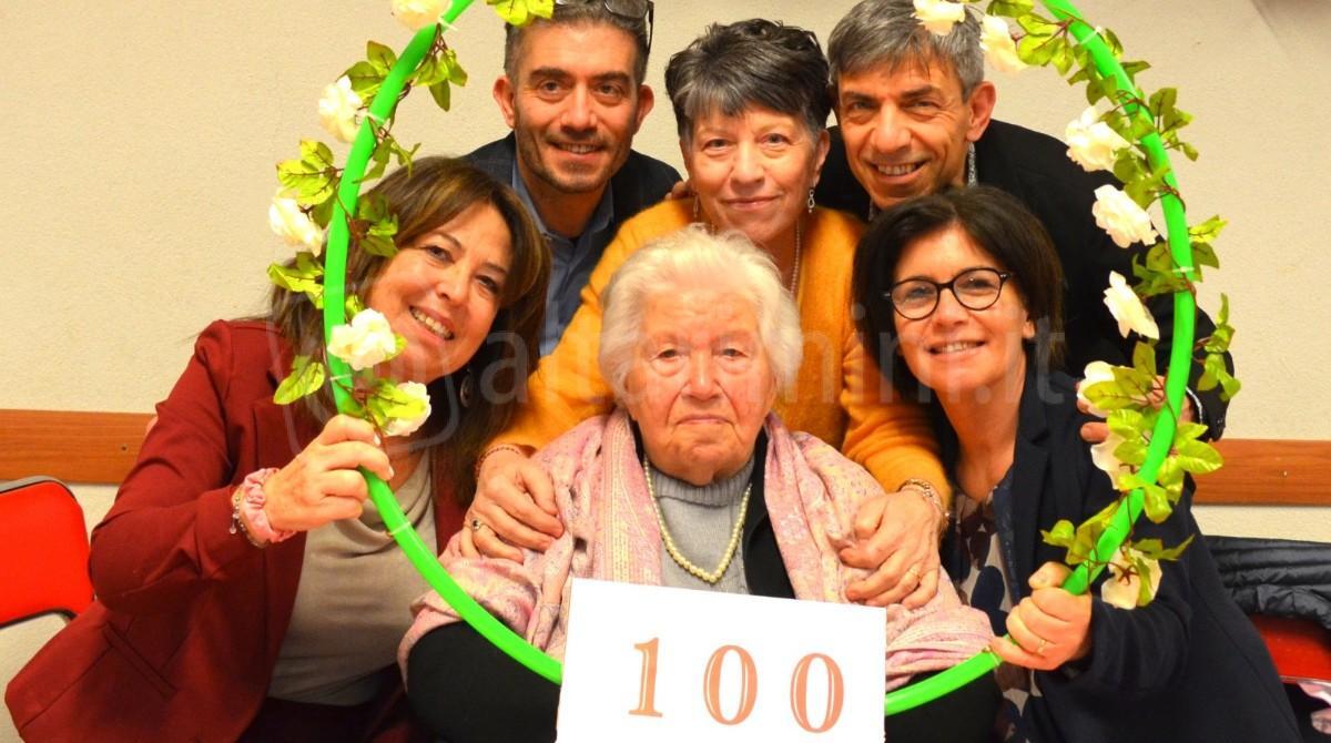 Riccione: 100 candeline per Emilia Palazzi, una vita segnata dall'amore per la famiglia e il lavoro - Emilia Palazzi con la famiglia