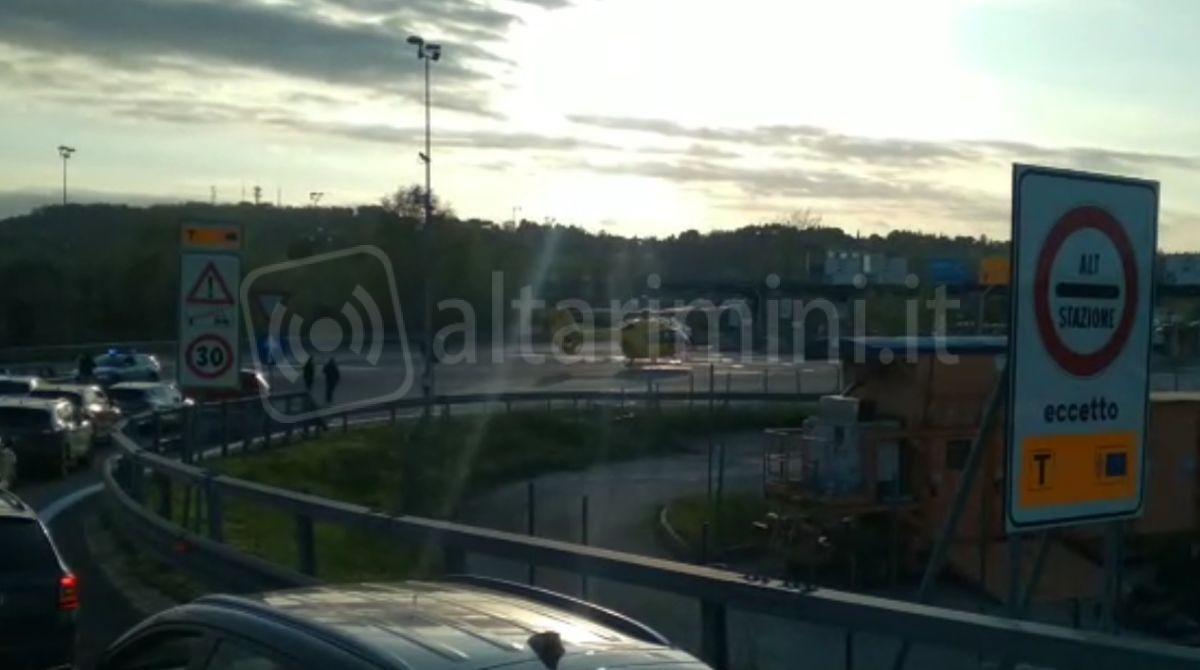 Rissa al casello di Rimini Sud: lite tra due automobilisti finisce a cazzotti. Interviene anche l'elisoccorso - L'arrivo dell'Elisoccorso al Casello di Rimini Sud