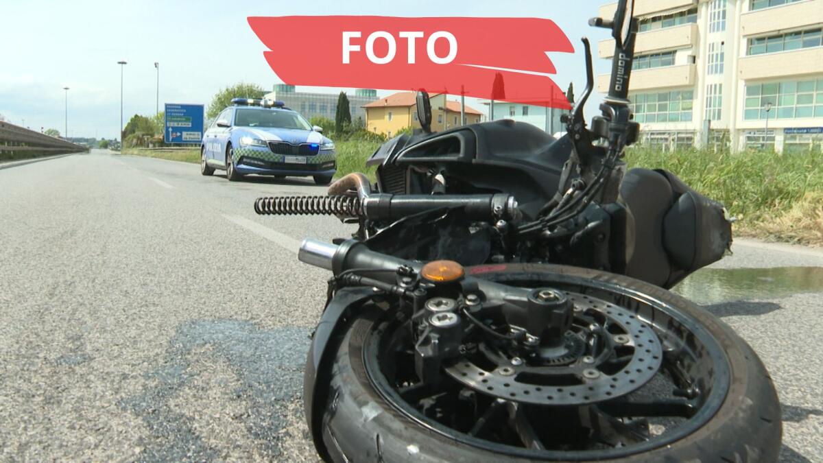 Schianto sulla Statale 16: moto tampona auto, spaventoso volo per un giovane centauro -