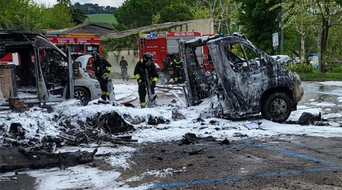 Paura a Gabicce: forte boato, due camper esplodono nelle fiamme di un incendio - 