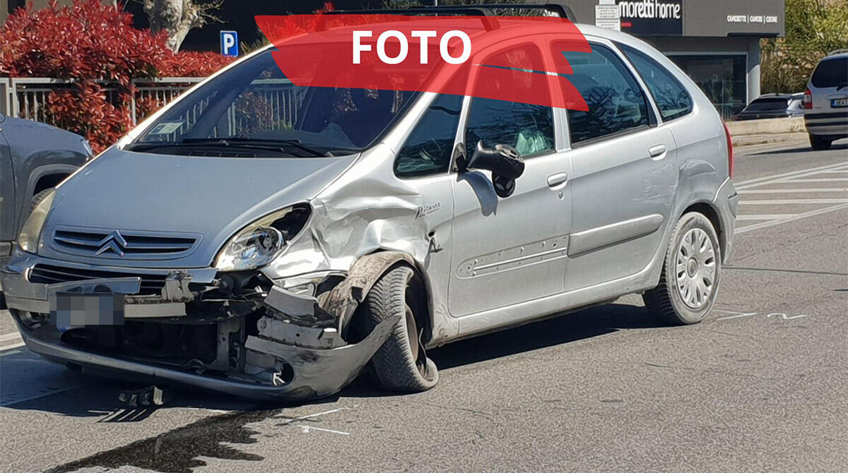 Miramare, scontro tra 3 mezzi sulla Statale altezza via Oliveti: coinvolto anche uno scooter -