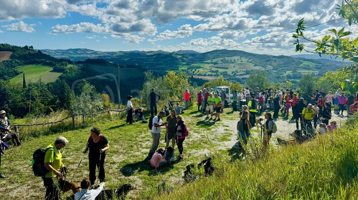 Torna la Camminata di Primavera a Mondaino: una giornata tra natura, cibo e attività divertenti - Camminata di Primavera a Mondaino