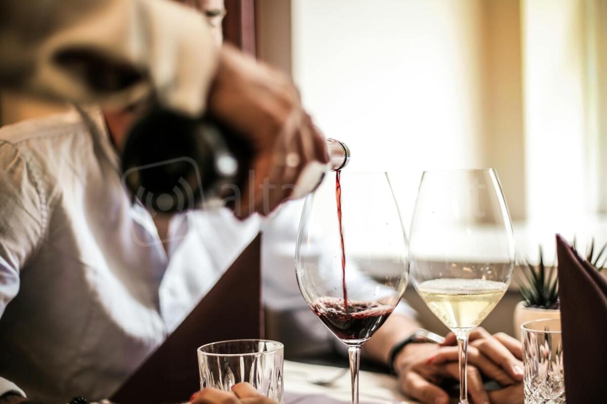 Una Pasqua da (de)Gustare: vini, sapori e tradizione al Centro Commerciale I Malatesta - Photo by Andrea Piacquadio on <a href="https://www.pexels.com/photo/crop-man-pouring-red-wine-in-glass-in-restaurant-3756623/" rel="nofollow">Pexels.com</a>