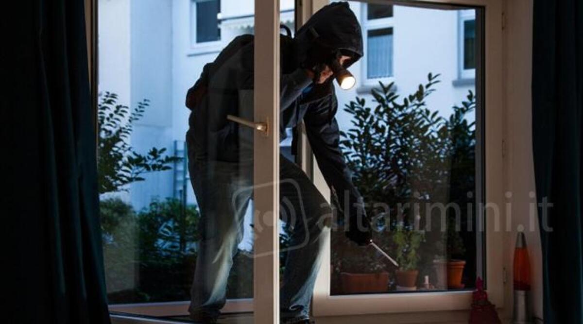 Sorprende ladri incappucciati all'esterno di casa: tentato furto a Vergiano -