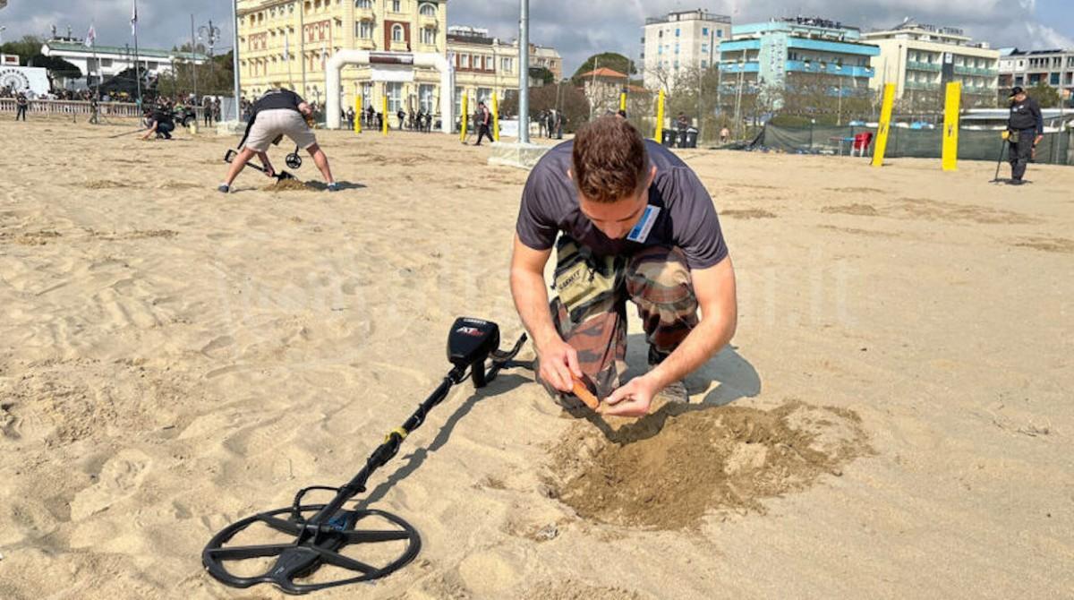 Caccia al tesoro a Cesenatico: in arrivo il più grande contest europeo di metal-detecting - Gara tra metal-detector a Cesenatico