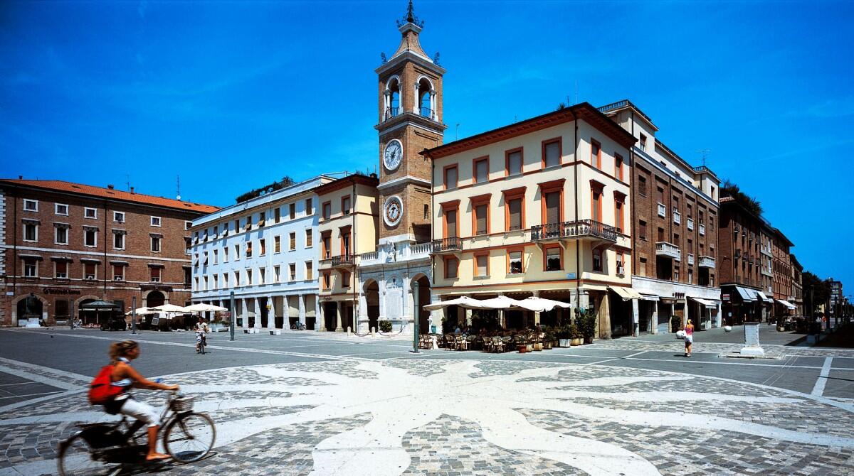 Rimini: un weekend di passeggiate culturali guidate e mostre - Orologio in piazza tre martiri