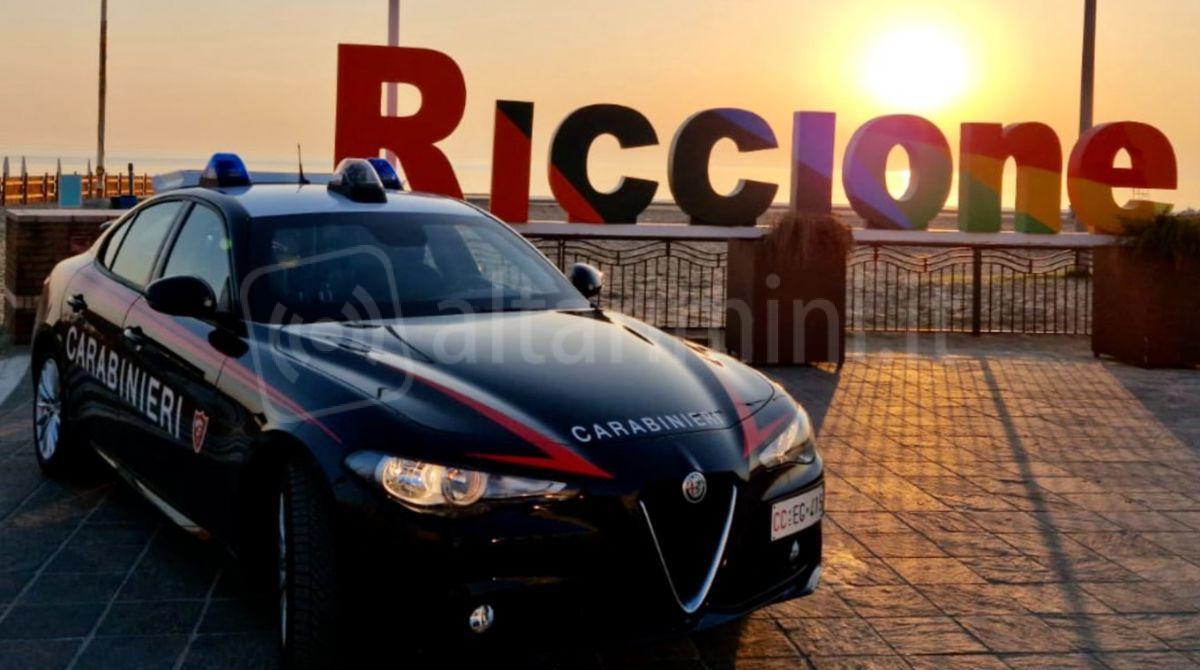 Ecstasy, cocaina e anfetamina nel pacchetto di sigarette: arrestato tra la folla -