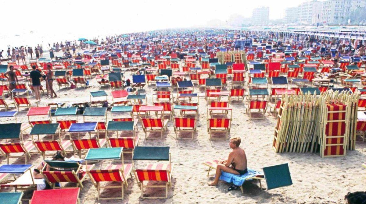 Riccione, Pasqua tra arte, musica ed emozioni: al via il lungo ponte di eventi - Spiaggia di Riccione 1989  Ferdinando Scianna Magnum Photos
