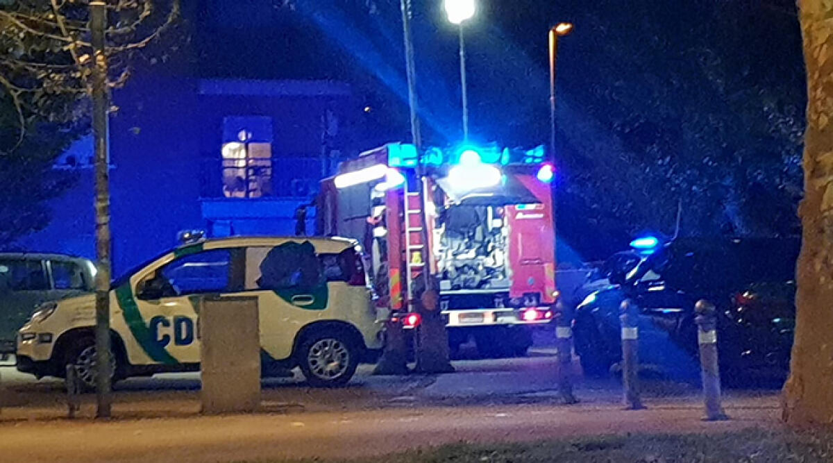 Corto circuito in banca, intervengono vigili del fuoco e polizia - I Vigili del Fuoco e la Polizia sul posto