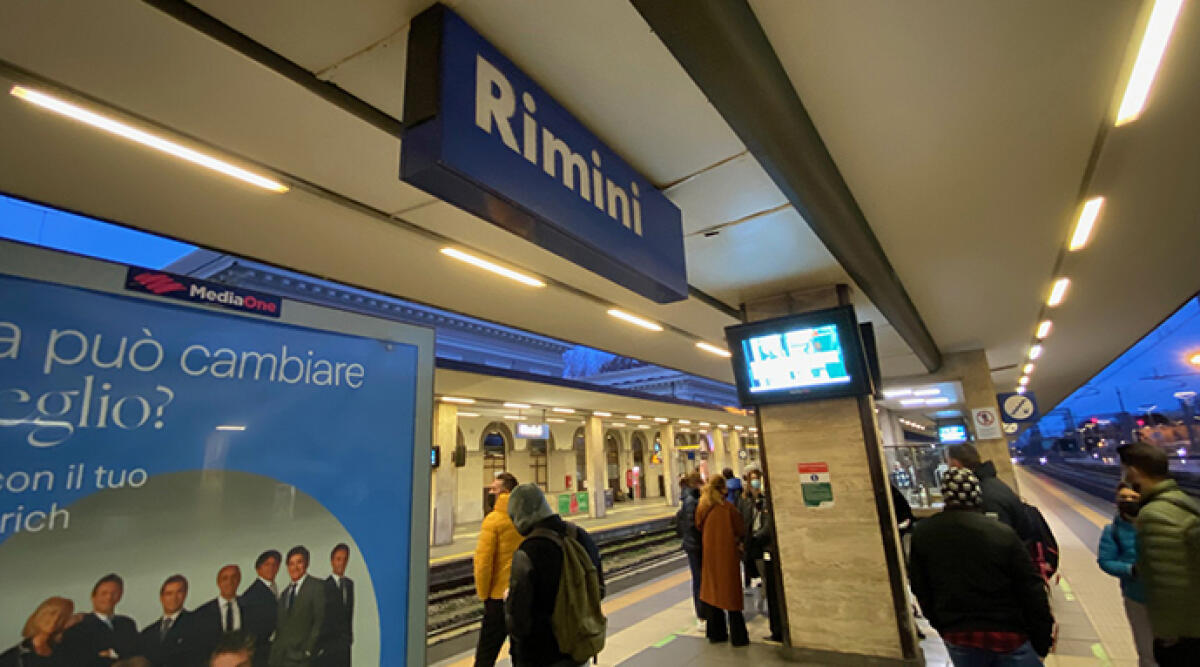 Rimini, tenta il suicidio in stazione: afferrato per la giacca dai poliziotti prima che si getti sui binari - stazione di Rimini, foto di repertorio