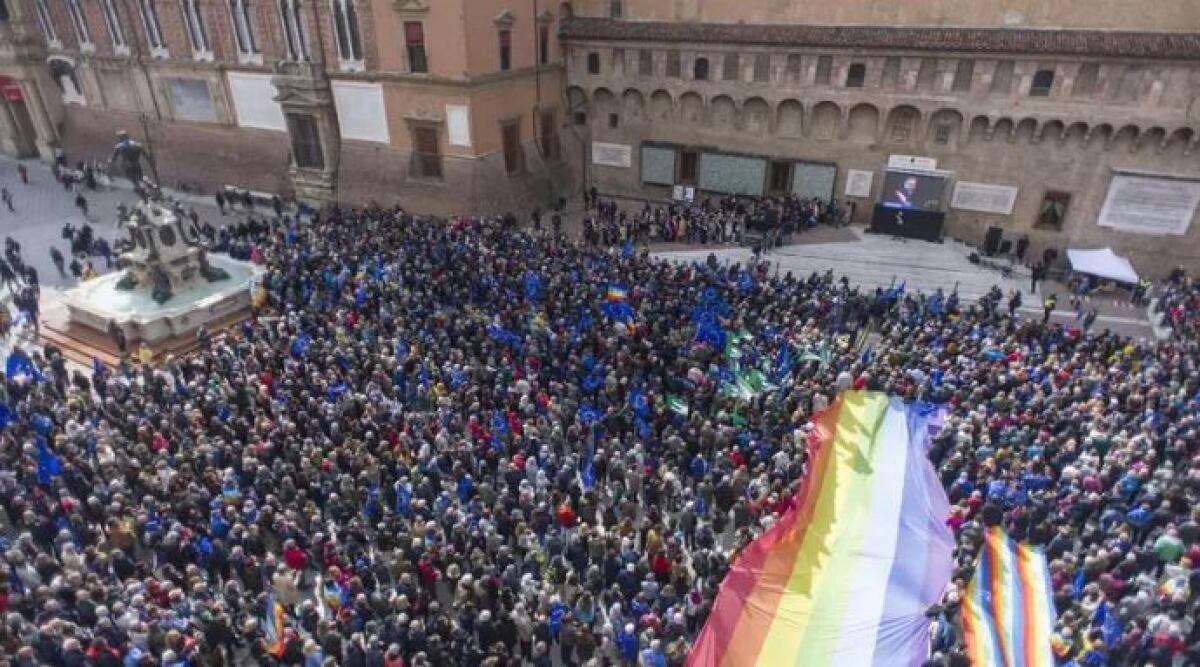 Tensioni in Piazza a Bologna, scontri tra polizia e manifestanti contro il riarmo - Ph Ansa