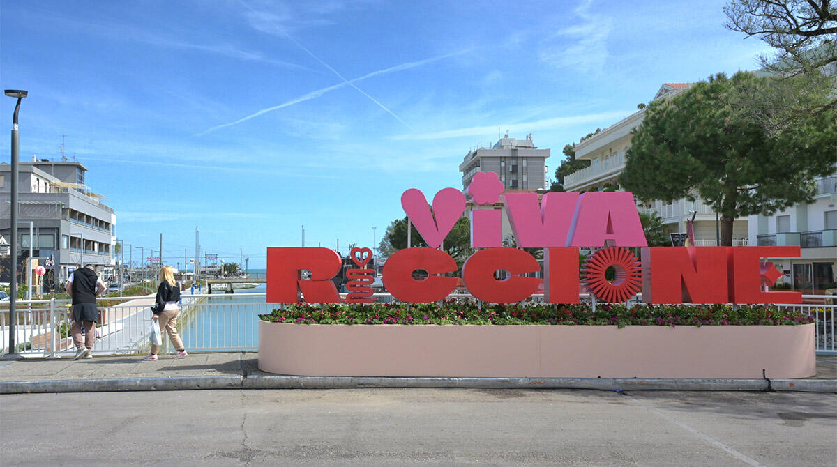 Riccione, maxi scritte in città: "Non solo arredi urbani, ma strumenti di marketing" - PH DANIELE CASALBONI