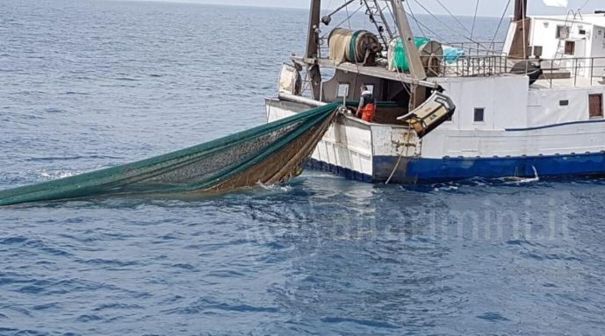 Pesca illegale al largo: bloccato gommone dai finanzieri -
