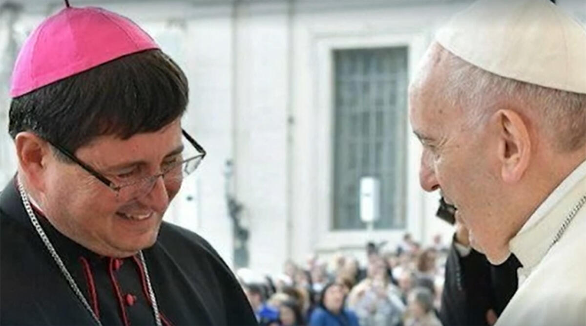 Vescovo di Rimini derubato in metropolitana: era a Roma per il funerale di Papa Francesco - Il Vescovo di Rimini Anselmi con Papa Francesco