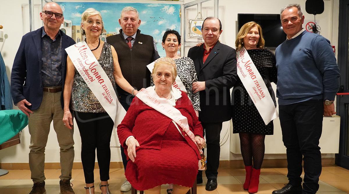 Edda, 90 anni e oltre 10.000 bambini fatti nascere: è lei la nuova Miss Nonna - Il momento della premiazione