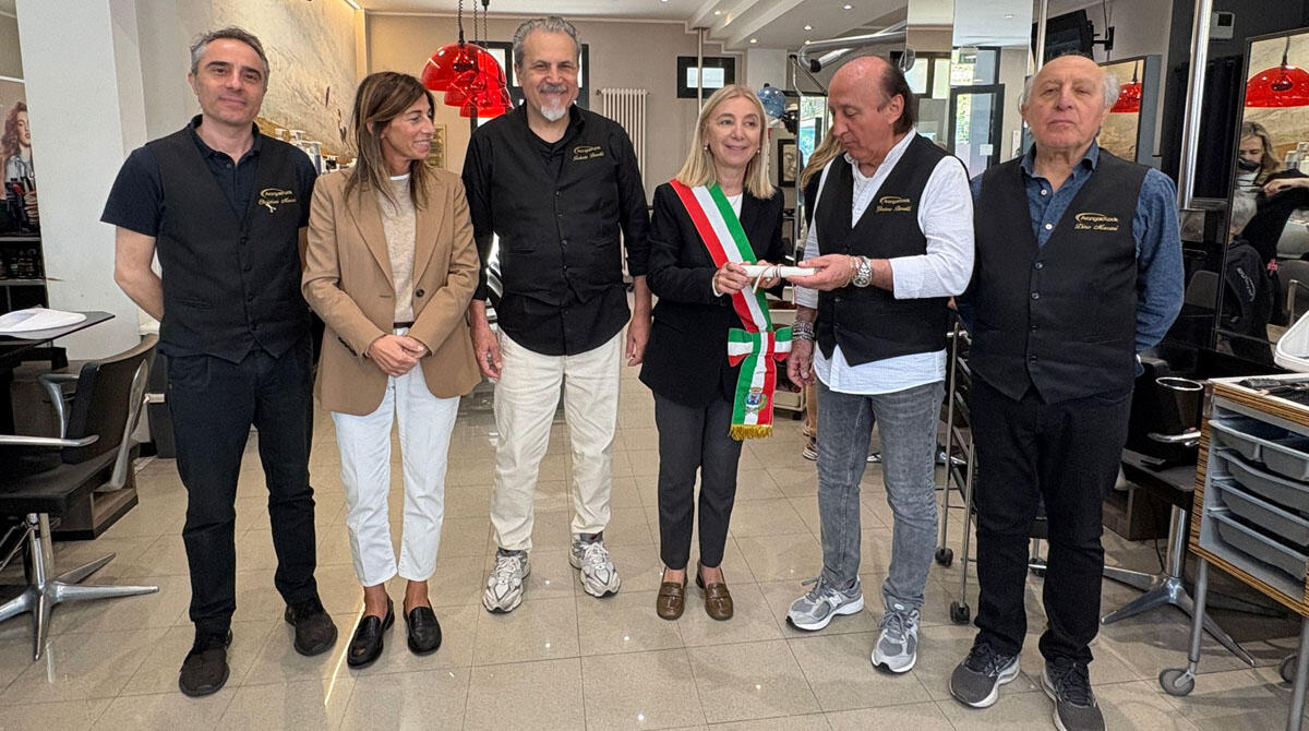 Da 50 anni curano il look dei cattolichini: Avangard Look premiato dalla sindaca - 