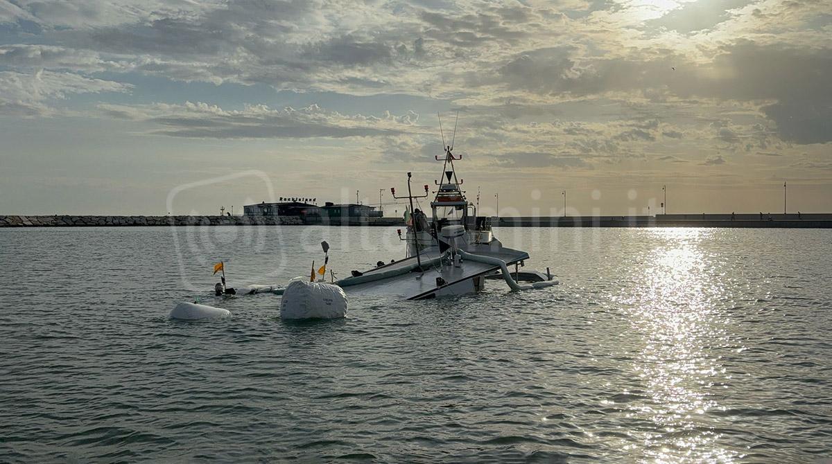 Recuperato il motopesca affondato nel porto di Rimini - Le operazioni di recupero a cura della Guardia Costiera