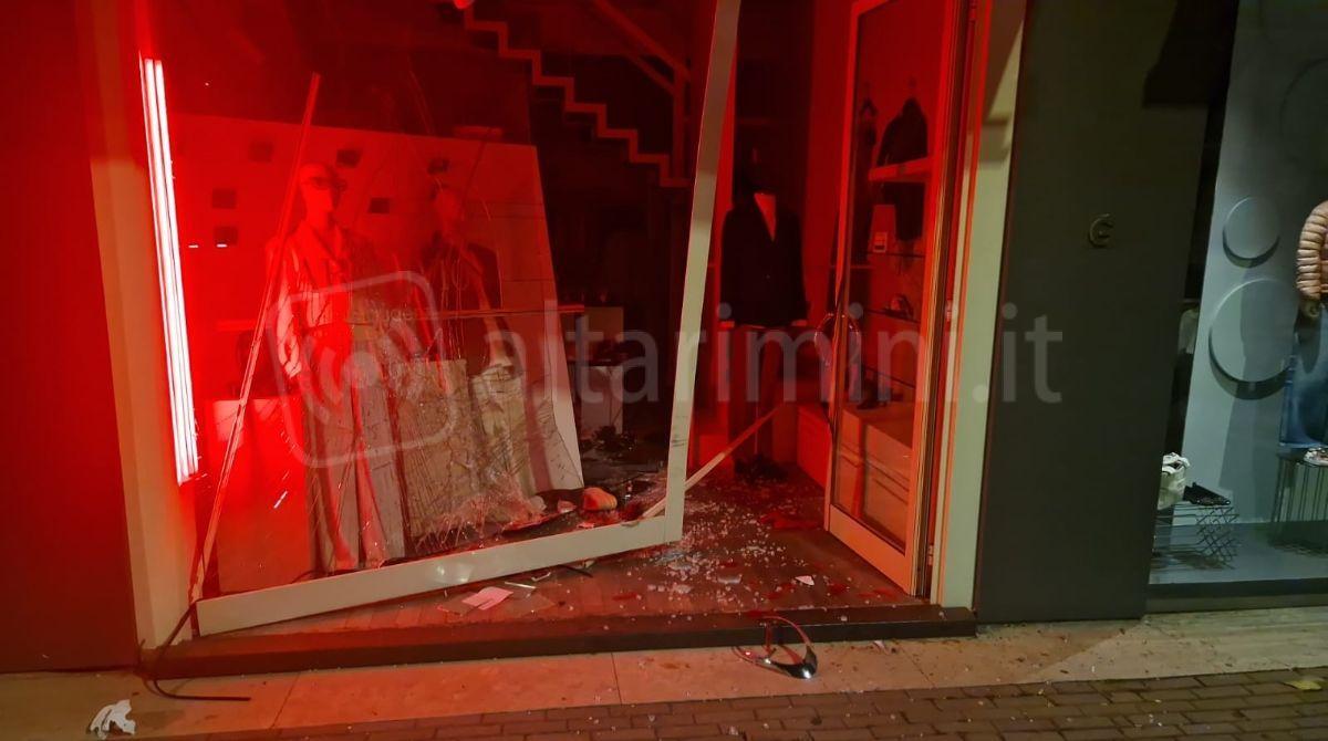 Spaccata all’alba alla Boutique Gaudenzi Kids di Riccione: ladri in fuga con abiti firmati -