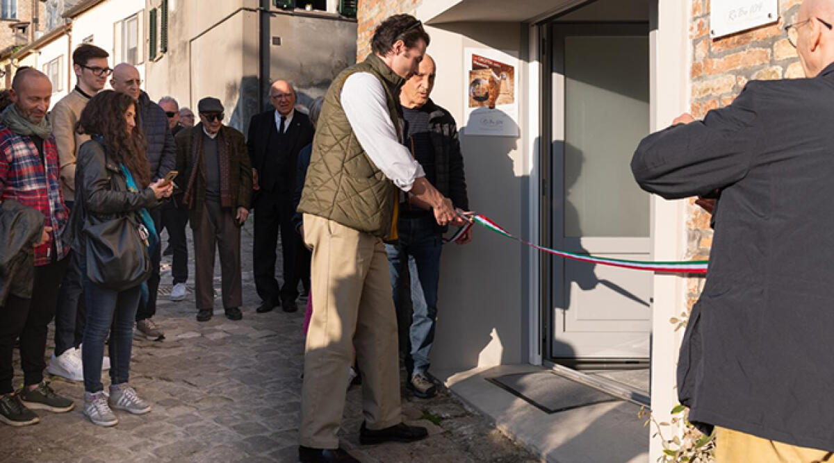 Inaugurata 'La Grotta della Memoria' alla Dimora d’Arte RiBo104 di Mondaino - Taglio del nastro, foto di Maria Carla Cuccu