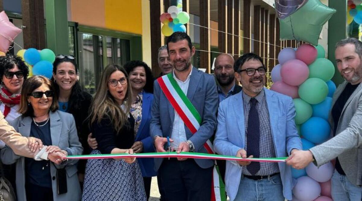 San Mauro Pascoli, inaugurata la nuova mensa scolastica a energia quasi zero per la primaria Montessori - Il taglio del nastro