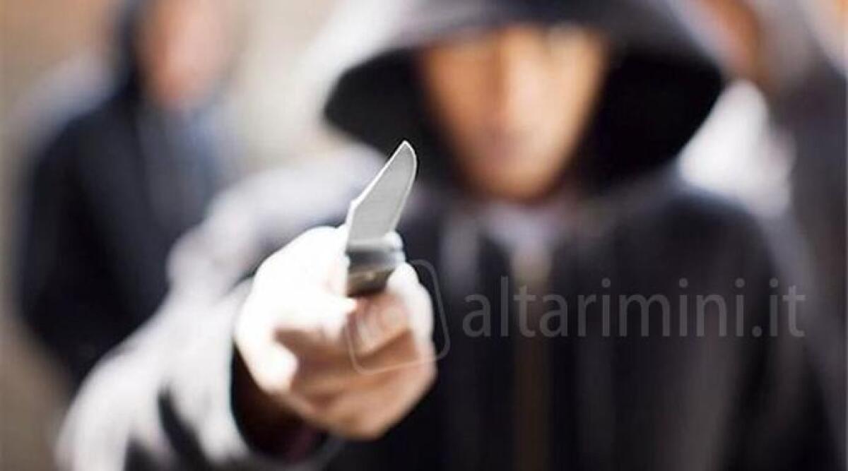 Irrompe in canonica e punta coltello alla gola del sacerdote: rapinatore condannato -